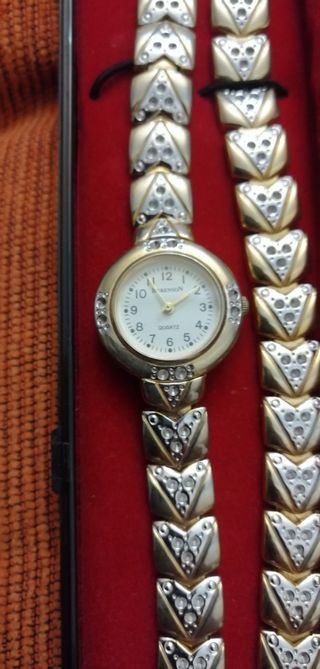 Orologi. Un sacco di orologi, vestiti e gioielli. 