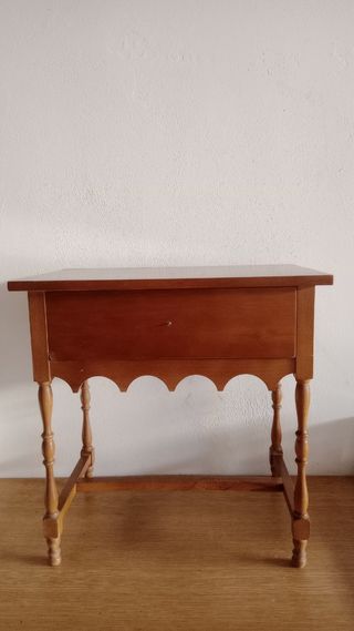 Mesita de noche de madera