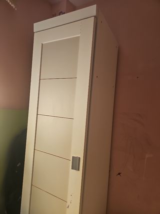 Armario blanco de madera