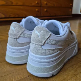 Zapatillas Puma Beige y Blancas