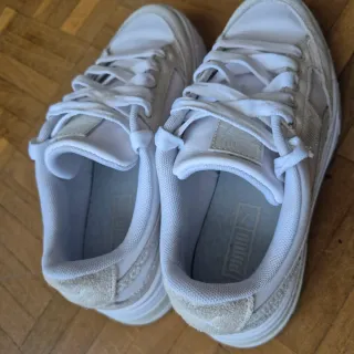 Zapatillas Puma Beige y Blancas