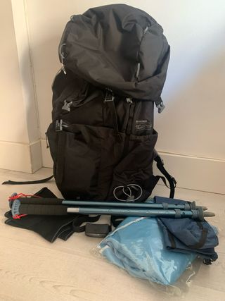 Mochila Quechua + Bastones + Ropa lluvia set