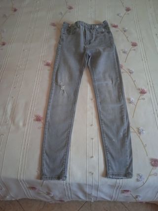 Vaqueros Stradivarius grises desgastados