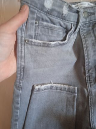 Vaqueros Stradivarius grises desgastados