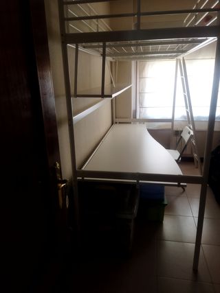 Litera Ikea con mesa y balda