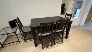 Mesa comedor extensible + 4 sillas con cojines 