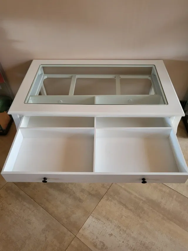 Mesa centro expositora blanca con cajón