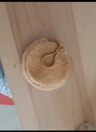 Monedero pequeño peludo beige