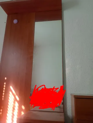 Mueble de madera con espejo