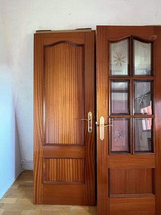 Puerta/as macizas de madera. 