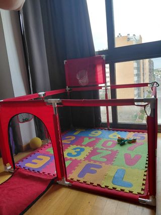 Parque infantil de tela rojo