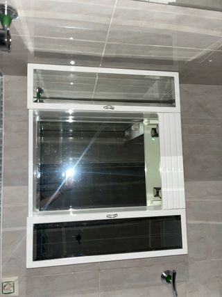 Mueble de baño con espejos y estanterías 