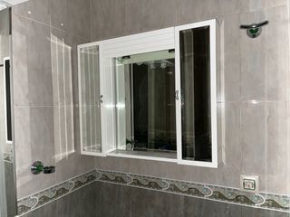 Mueble de baño con espejos y estanterías 
