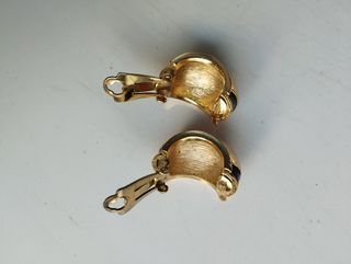 Pendientes vintage ORENA dorados esmalte coral 