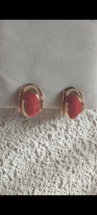Pendientes vintage ORENA dorados esmalte coral 