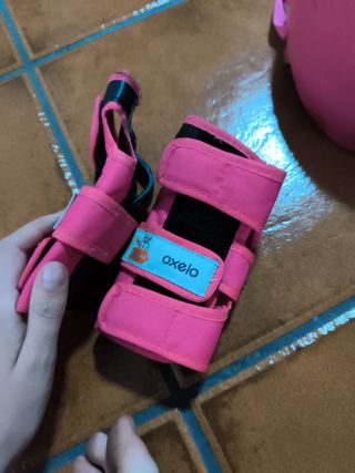Casco y protecciones patinaje rosa