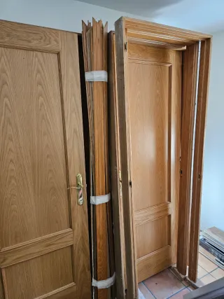 Puertas de madera maciza marrón con marcos y jamba