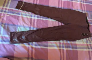 Pantalones granates efecto piel
Talla S/M