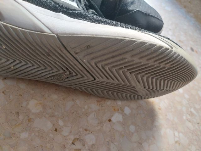 Zapatillas deportivas negras y grises