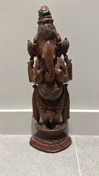 Figura étnica de madera tallada