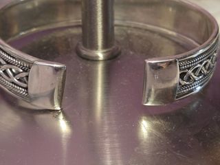 Brazalete de plata con diseño celta