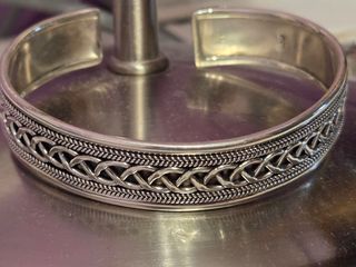 Brazalete de plata con diseño celta