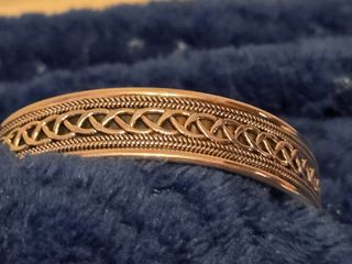 Brazalete de plata con diseño celta