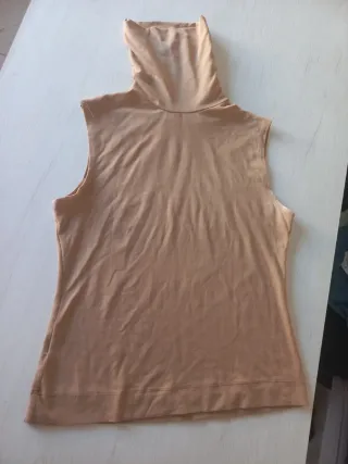 Top sin mangas cuello alto beige