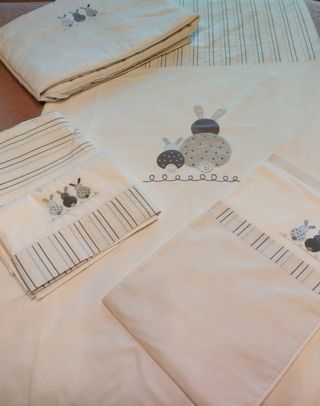 Cuna: chichonera, funda nórdica, pañalera cambrass