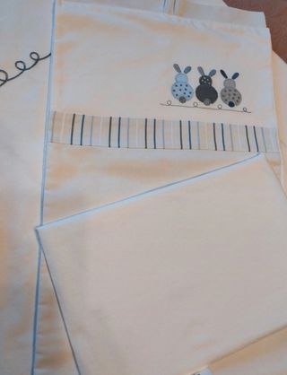 Cuna: chichonera, funda nórdica, pañalera cambrass