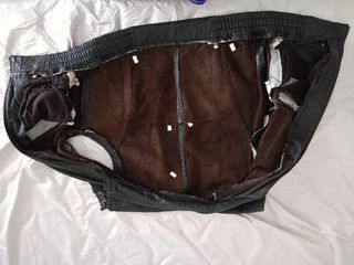 Chaleco de cuero negro y marrón