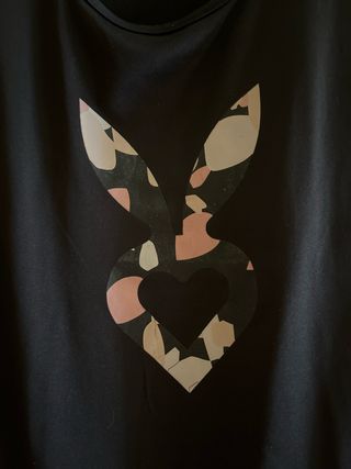 Camiseta deportiva negra con estampado