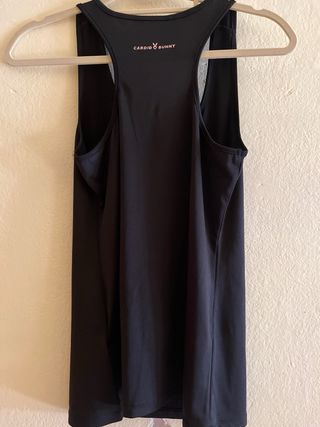 Camiseta deportiva negra con estampado