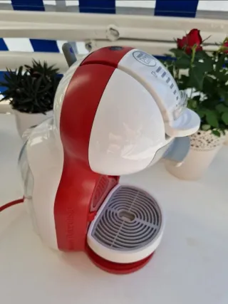 Cafetera Dolce Gusto Blanca y Roja