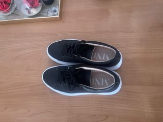 Zapatillas de piel Manebi negras y blancas