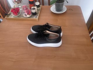 Zapatillas de piel Manebi negras y blancas