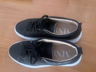 Zapatillas de piel Manebi negras y blancas