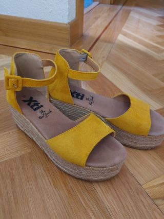 Sandalias cuña esparto y ante Xti color mostaza