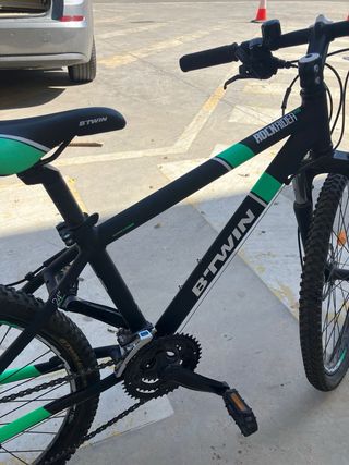 Bicicleta Btwin Negra con detalles verdes