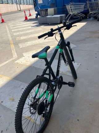 Bicicleta Btwin Negra con detalles verdes