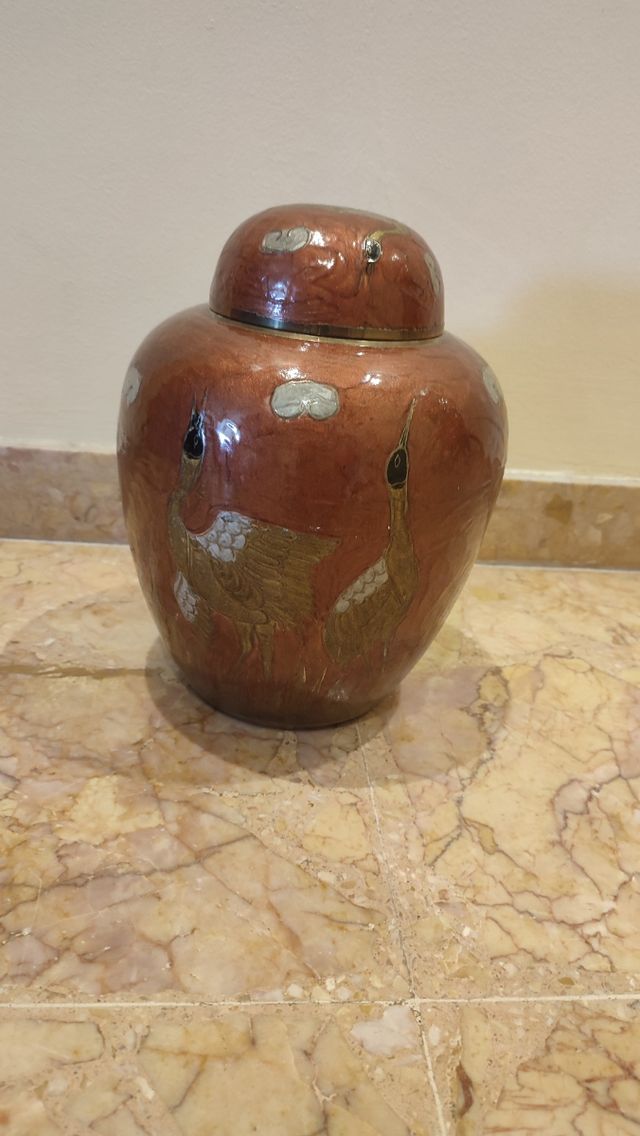 Jarrón de metal, esmaltado con figuras de grullas.