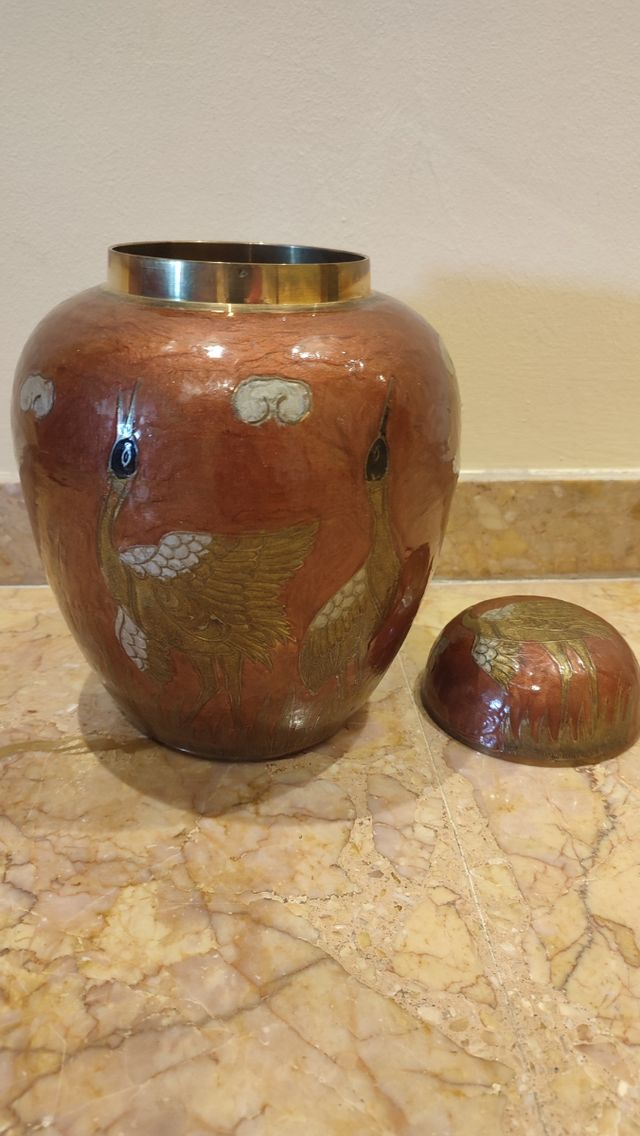 Jarrón de metal, esmaltado con figuras de grullas.