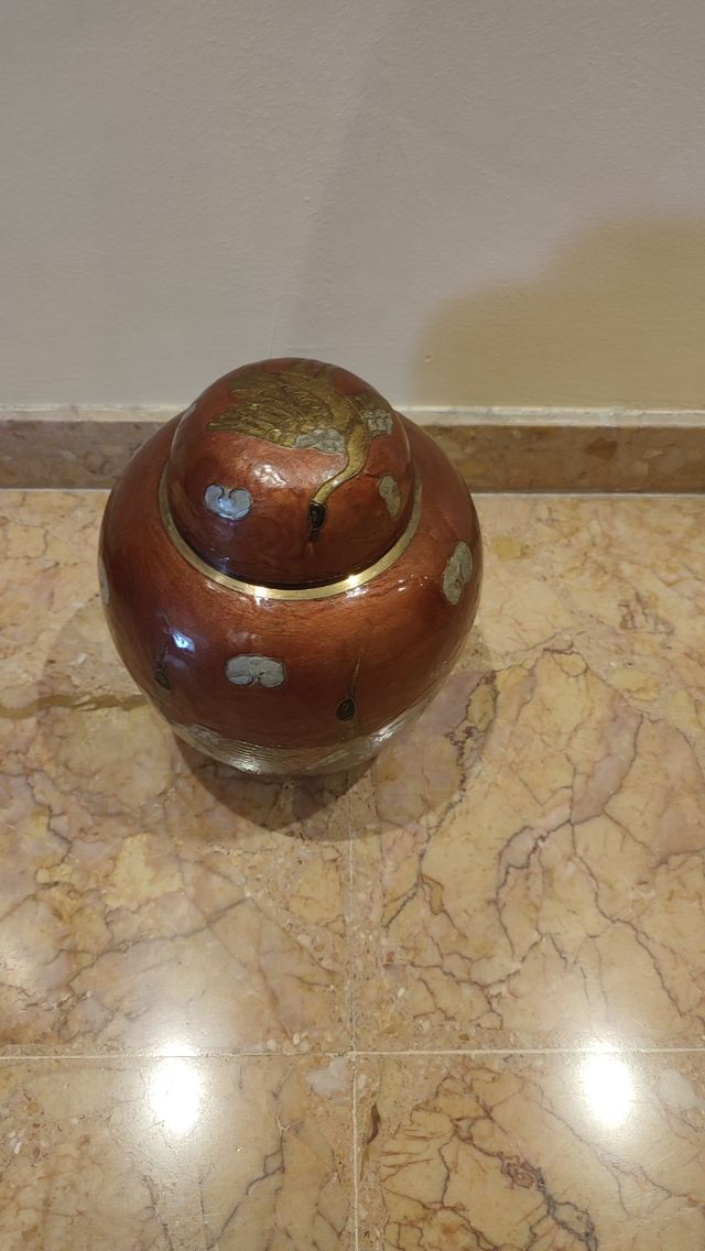 Jarrón de metal, esmaltado con figuras de grullas.