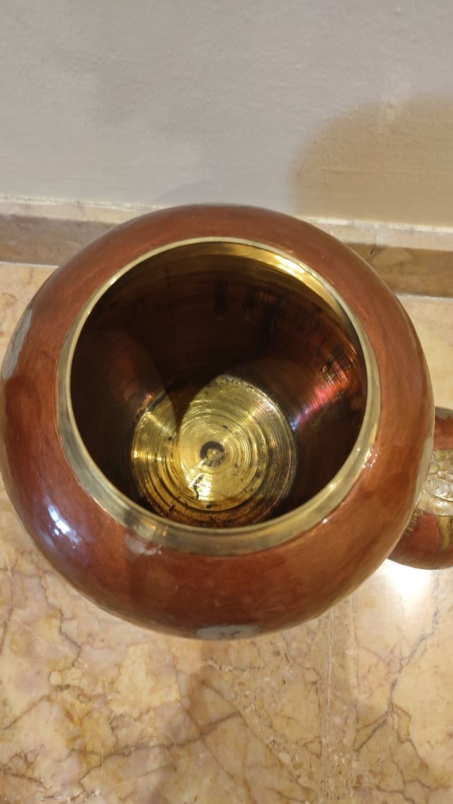 Jarrón de metal, esmaltado con figuras de grullas.