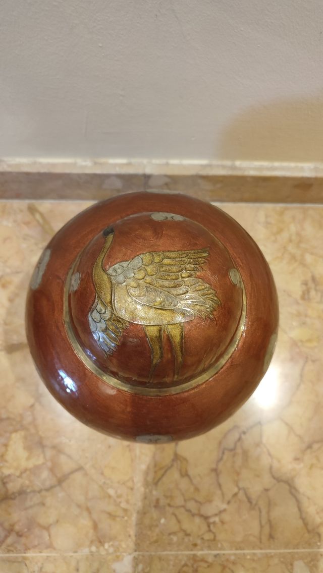 Jarrón de metal, esmaltado con figuras de grullas.