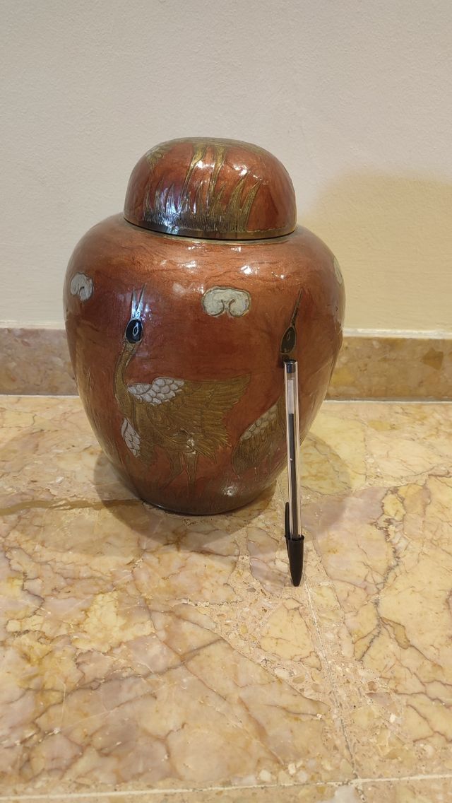 Jarrón de metal, esmaltado con figuras de grullas.