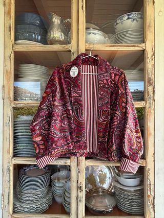 Chaqueta floral verde y roja