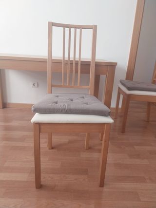 Mesa de comedor y 4 sillas de madera