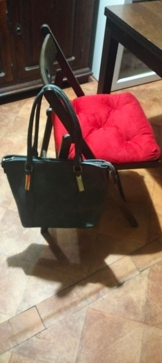 Tavolo in legno allungabile con 4 sedie