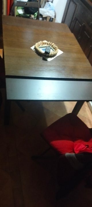 Tavolo in legno allungabile con 4 sedie